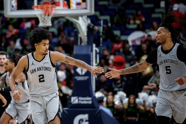 配资网上炒股平台 圣城未来！卡斯尔和哈珀季后赛同场砍25+ NBA历史最年轻双人组